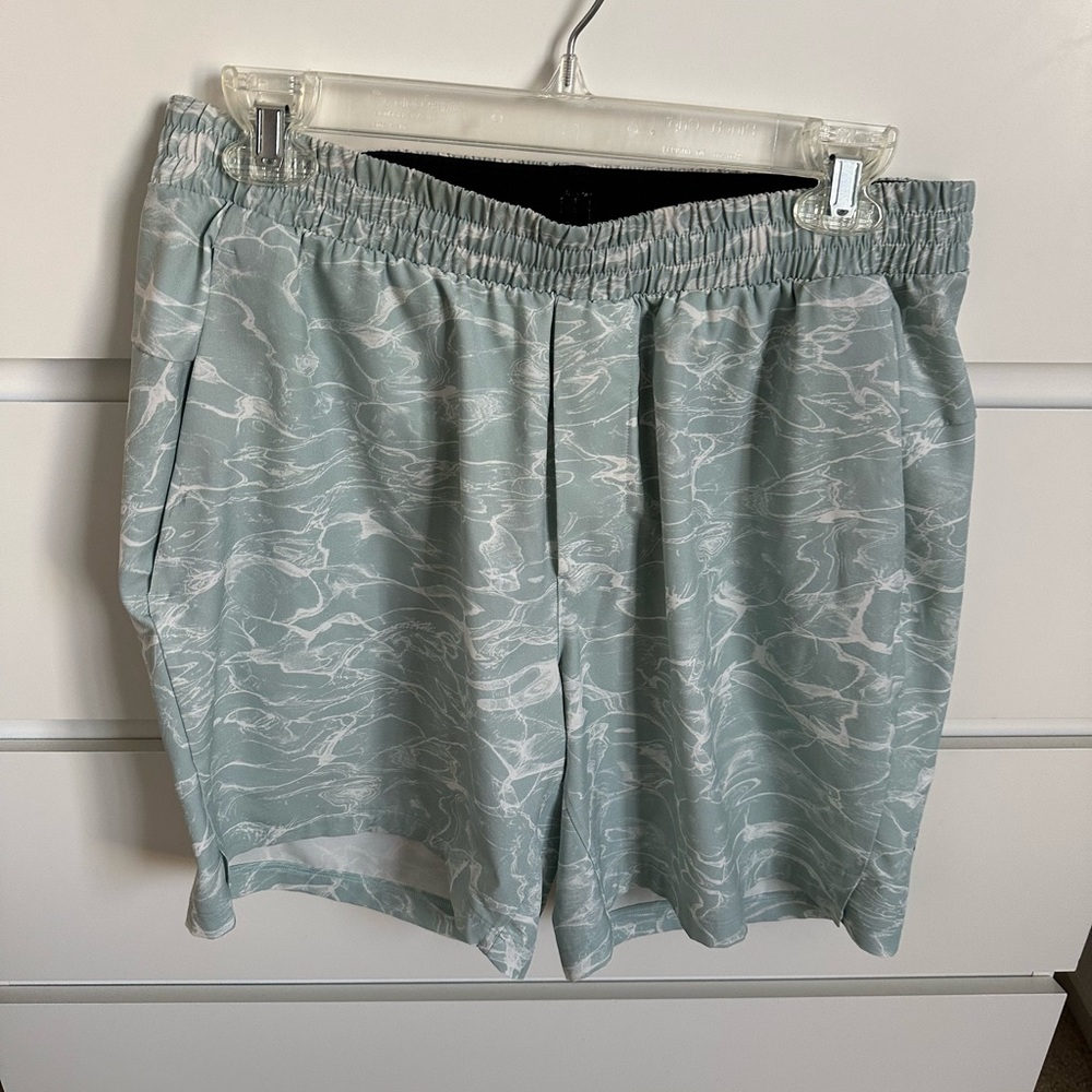 Lululemon Channel Cross Board Shorts Swim Trunks Size Large with Pockets
